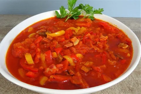 Poisson sauce basquaise