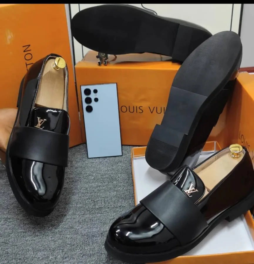 Shoes LOUIS VUITION Pairs